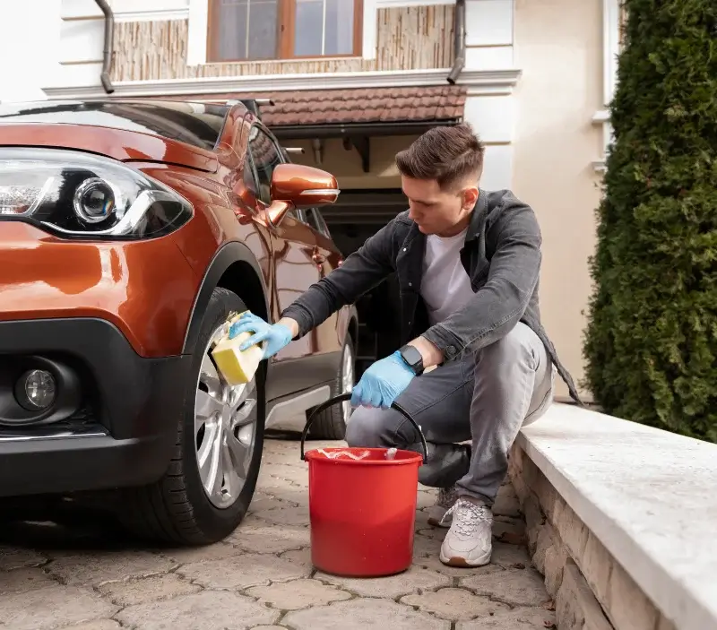 Lavage auto à domicile Esclassan-Labastide : professionnel intervenant sur un véhicule